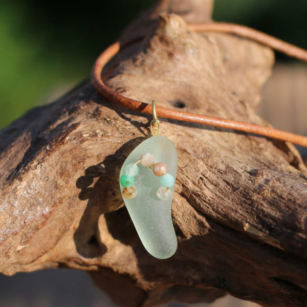 Halsband Flip Flop - Lederband mit Anhänger aus Strandscherbe / Strandglas in Form eines Flip Flops. Unikatschmuck