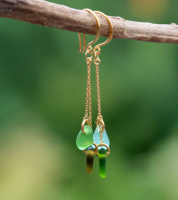 Ohrringe Sommerregen, Karen Hill Tribe Feinsilber, Gold, mit Seeglas / Meerglas / Strandglas in Grün