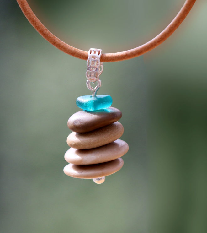 Halskette Steinmännchen, ZEN, kleine Kieselsteine Lederband kombiniert mit Seeglas in den Farben des Sinais