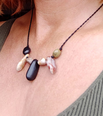Halskette Kreta, Kieselsteine / Strandsteine, bunt