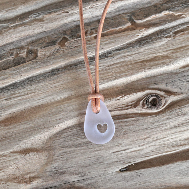 Halskette Meerliebe - Lederband mit leicht lavendelfarbigem Seeglas / Meerglas, geschnitztes Herz