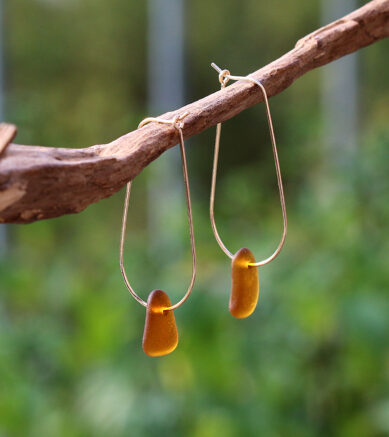 Creolen in Tropfenform, 14K Gold Filled, mit Seeglas / Meerglas in Braun