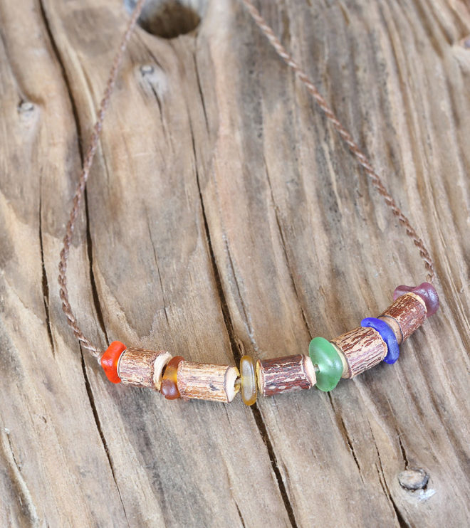 Halsband / Halskette Pieces of Rainbow mit Tulsi-Perlen und Seeglas / Meerglas / Strandglas