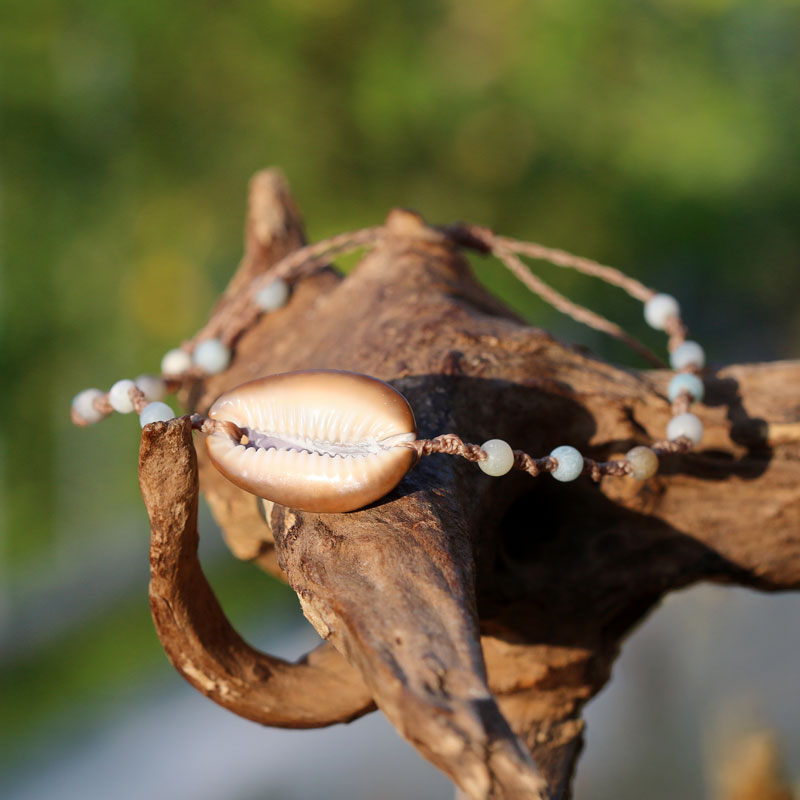 Armband mit Kaurimuschel und Edelsteinperlen aus Amazonit. Makramee