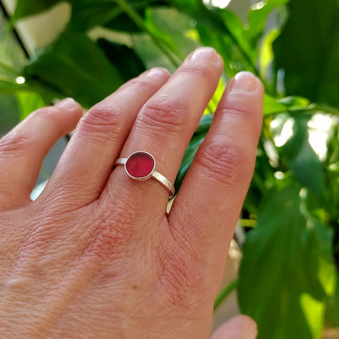 Ring aus 925 Sterling Silber mit Seeglas / Meerglas / Strandscherbe in Rot. Schmuck aus Strandglas.