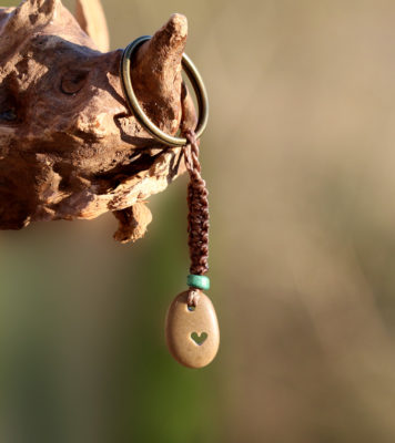 Schlüsselanhänger aus Kieselstein mit Herz-Gravur - Lieblingsmensch