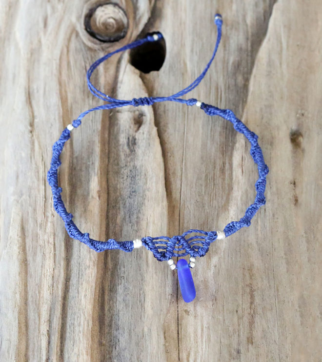 Makramee - Fußband Wellen, doppelte Spirale, Wellen, mit Seeglas / Meerglas in Blau