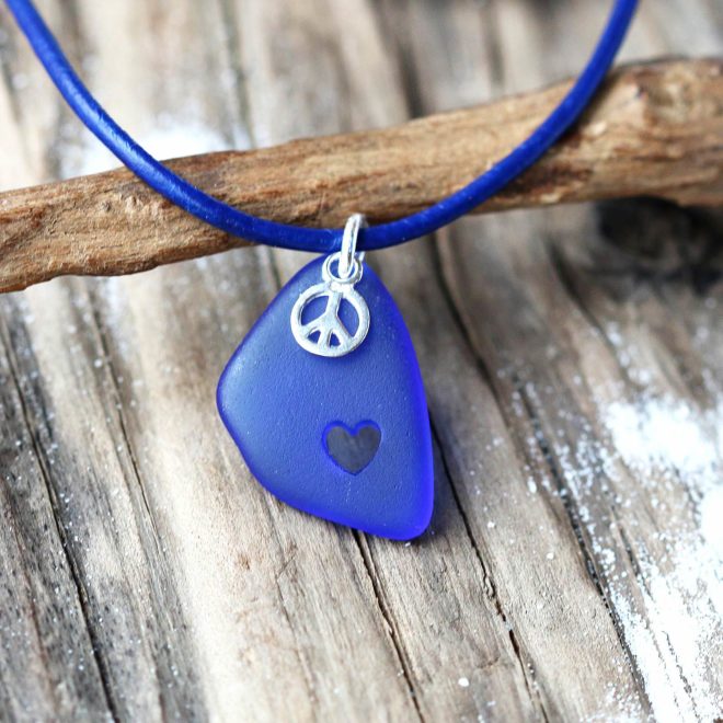 Strandscherbe mit Peacezeichen und gebohrtem Herz an Lederband, blau, dunkelblau