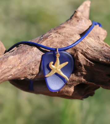 Halskette Seestern - Lederband mit Strandglas / Seeglas in Blau und Seestern in Gold.