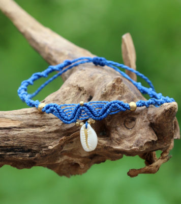 Makramee - Fußbändchen, doppelte Spirale, Wellen, mit Kaurimuschel in Blau