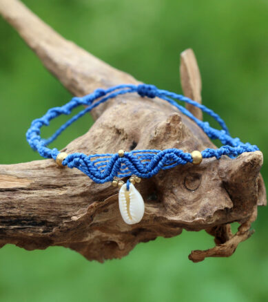 Makramee - Fußbändchen, doppelte Spirale, Wellen, mit Kaurimuschel in Blau