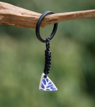 Schlüsselanhänger / Taschenanhänger Wurzeln zum Wachsen, Meerkeramik / Strandgut, Makramee