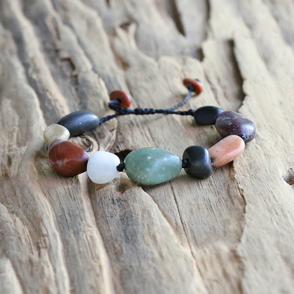 Armband mit kleinen griechischen Strandsteinen / Kieselsteinen