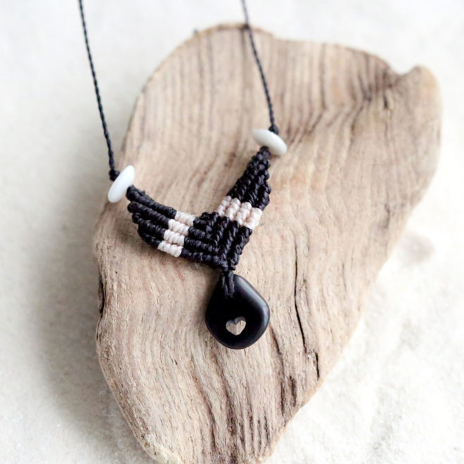 Makramee - Tribal - Halskette mit Kieselstein und gebohrtem Herz, handgemacht, Kieselstein - Schmuck