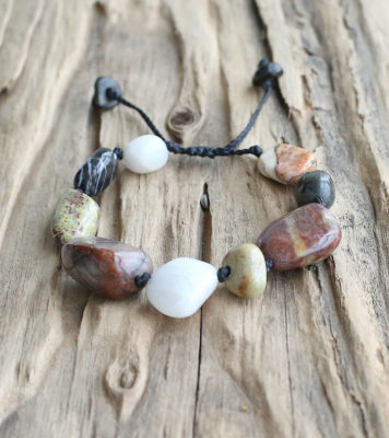 Armband mit kleinen griechischen Strandsteinen / Kieselsteinen