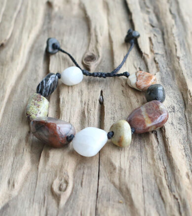 Armband mit kleinen griechischen Strandsteinen / Kieselsteinen