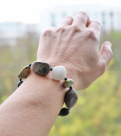 Armband mit kleinen griechischen Strandsteinen / Kieselsteinen