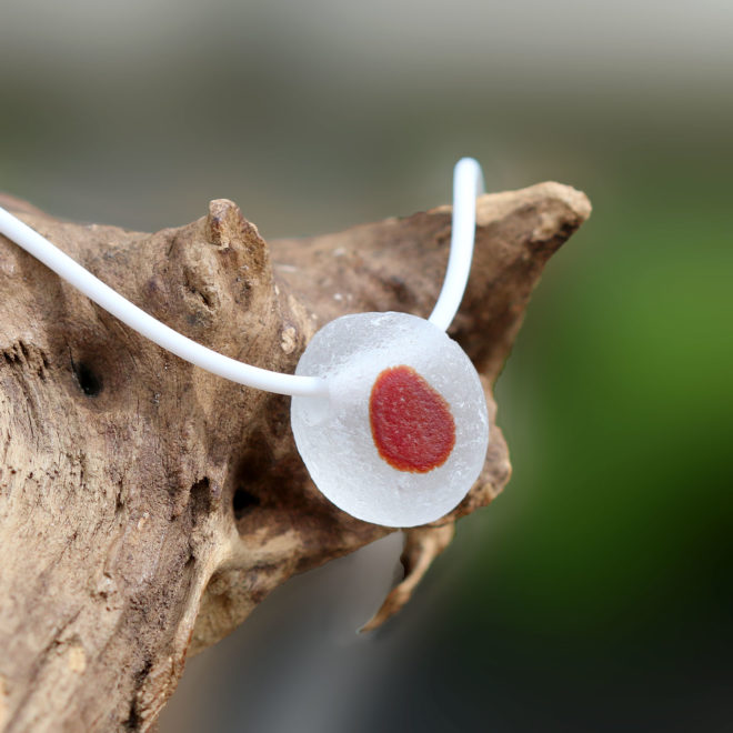 Halskette Herzblut, Seeglas / Meerglas in Weiß / Rot an einem Kautschukband mit Verschluss aus 925 Sterling Silber