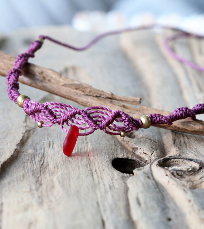 Hippie - Schmuck, Makramee-Halskette in Lila / Rot mit Strandglas, Wellen, Spirale