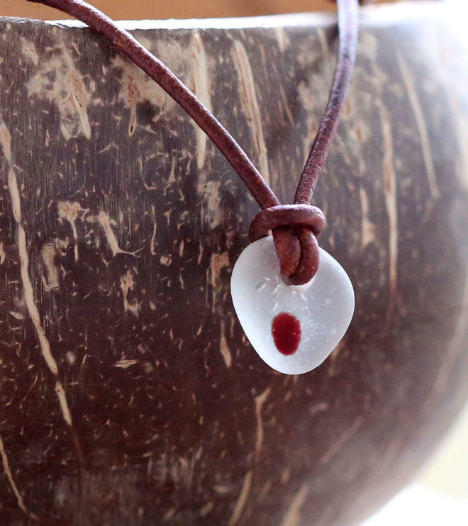 Halskette Herzblut, Seeglas / Meerglas in Weiß / Rot an einem Lederband