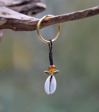 Schlüsselanhänger Schutzengel mit Kaurimuschel und Bernstein