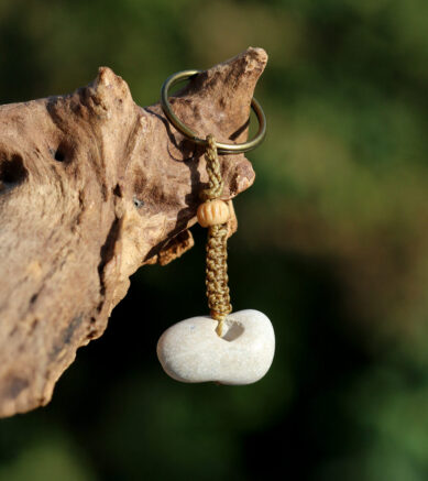 Schlüssenanhänger oder Taschenanhänger mit Hühnergott, Makramee - Band in Moosgrün. Hühnergötter sind Glücksbringer.