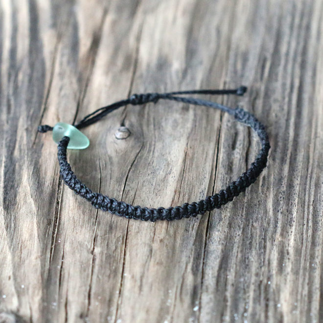 Armband Black Sea, Makramee mit Seeglas / Meerglas in Grün / Schwarz