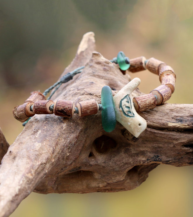 Armband Schräger Vogel, Keramikvogel mit Seeglas / Meerglas und Tulsi-Perlen / heiliges Basilikum.