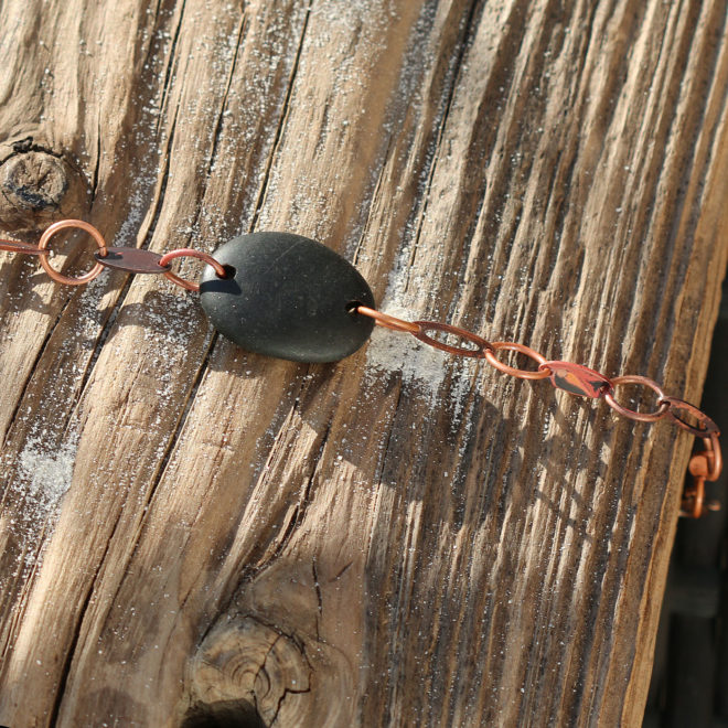 Armband aus echtem Kupfer, patiniert, mit Strandstein / Kieselstein in Schwarz