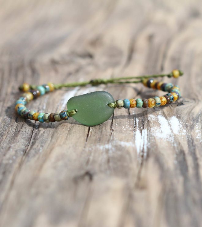 Armband mit Perlen und Strandscherbe / Seeglas in Olivgrün