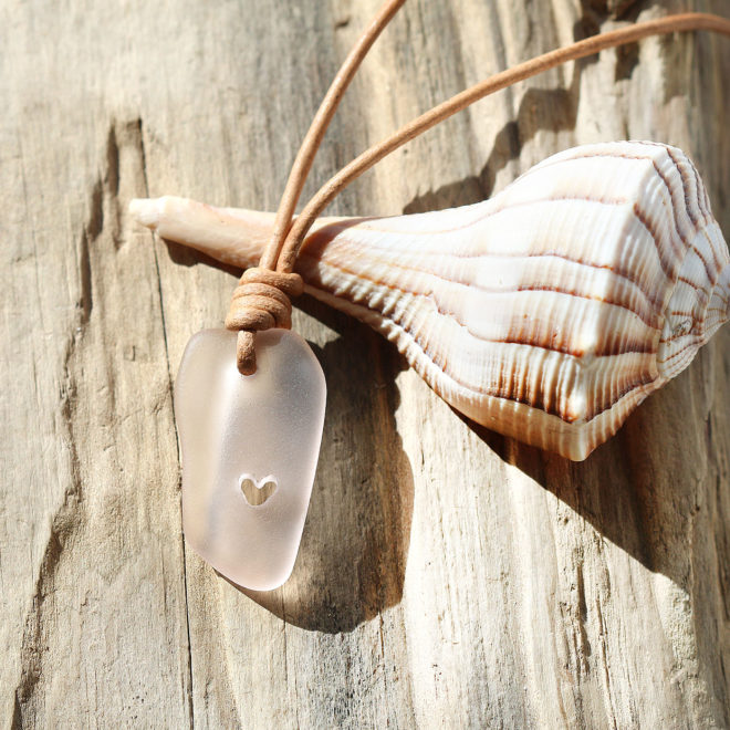 Halskette - Lederband mit Seeglas / Strandscherbe in Rosa mit handgebohrtem Herz.