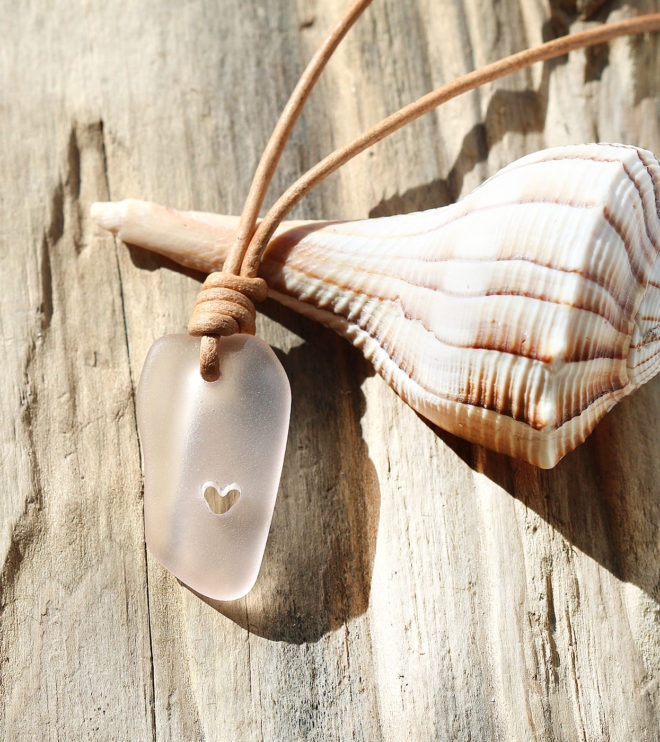 Halskette - Lederband mit Seeglas / Strandscherbe in Rosa mit handgebohrtem Herz.