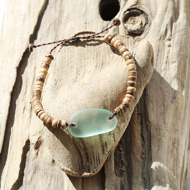 Armband mit Kokosnussperlen und Seeglas / Meerglas in Meerschaum
