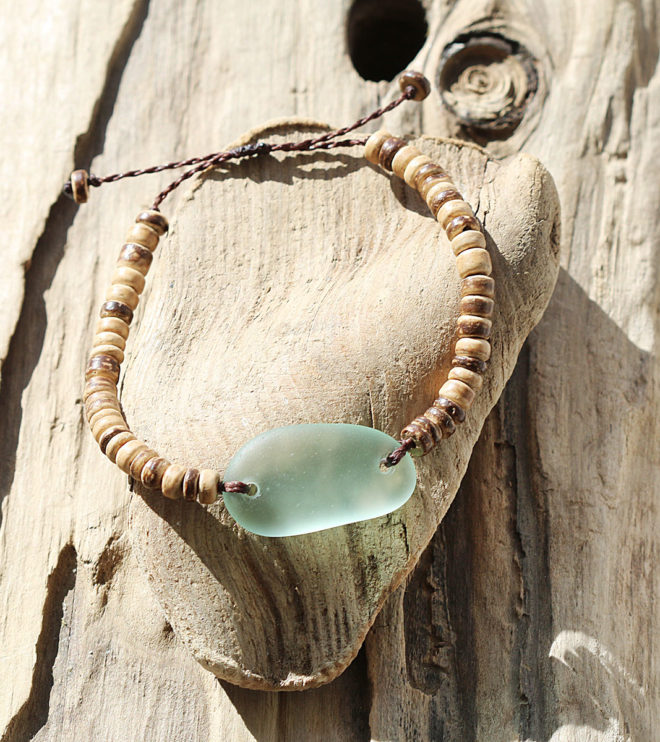 Armband mit Kokosnussperlen und Seeglas / Meerglas in Meerschaum