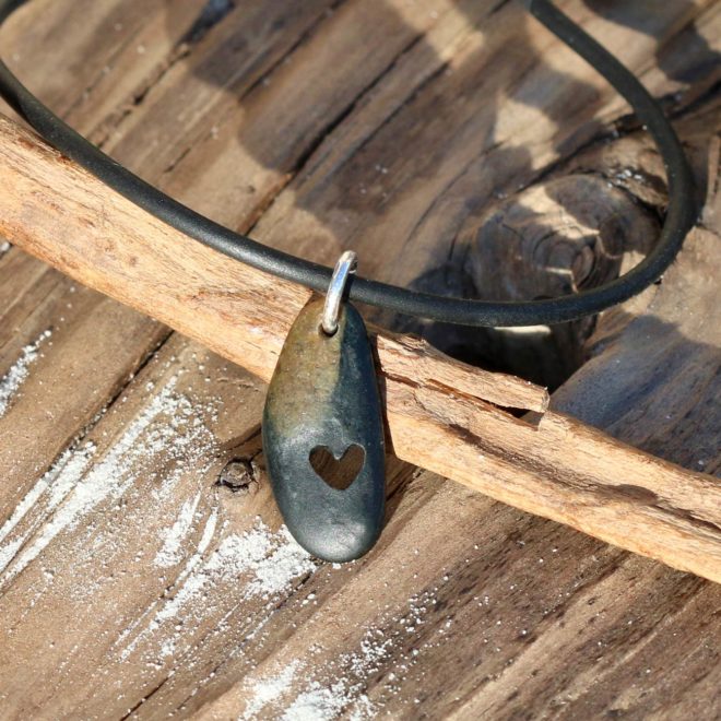 ribal - Halskette mit Kieselstein und gebohrtem Herz, handgemacht, Kieselstein - Schmuck