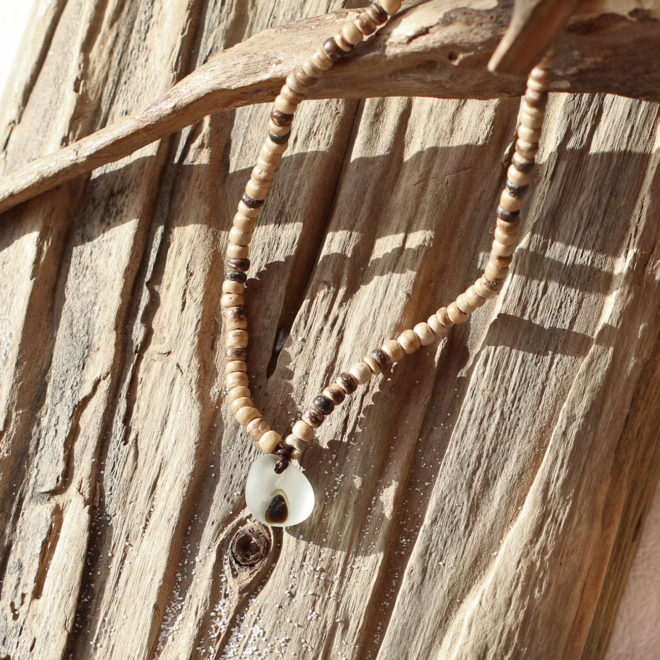 Halskette mit Kokosperlen und echtem Seaham-Seeglas, Ocean Drop