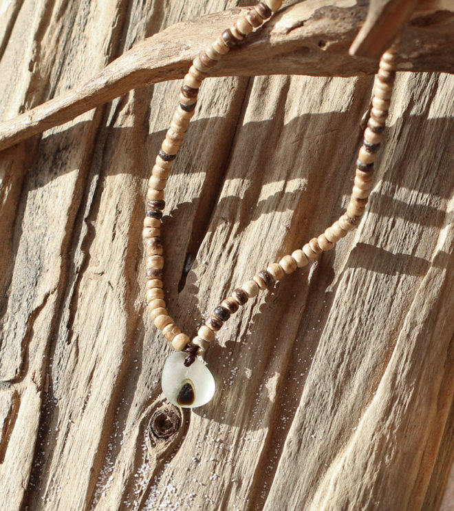 Halskette mit Kokosperlen und echtem Seaham-Seeglas, Ocean Drop