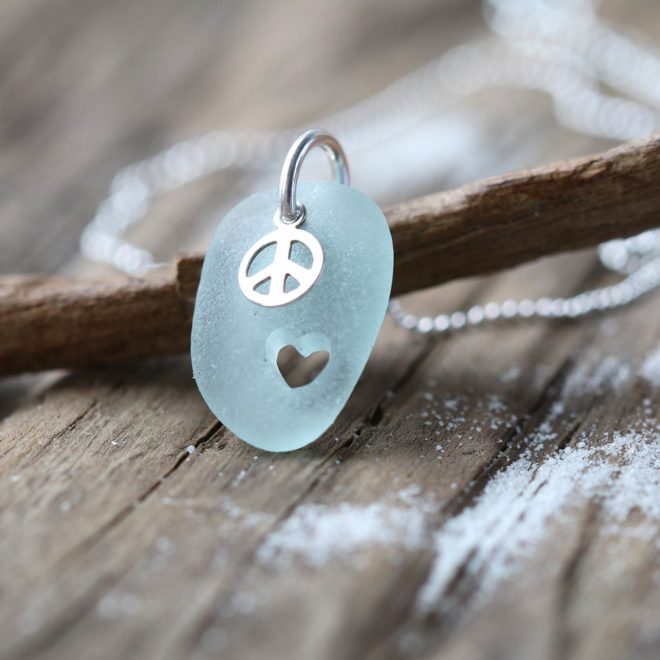 Peace & Love. Seeglas mit handgebohrtem Herz, Peacezeichen und Kugelkette aus 925 Sterling Silber.