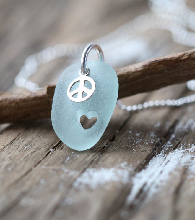 Peace & Love. Seeglas mit handgebohrtem Herz, Peacezeichen und Kugelkette aus 925 Sterling Silber.