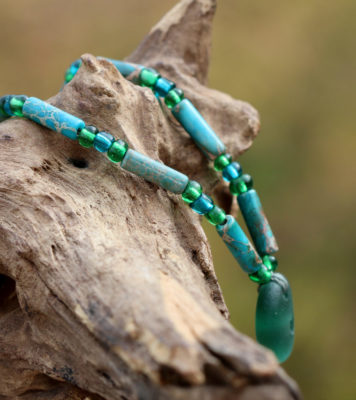 Halskette mit türkisen und grünen Perlen und Strandglas / Strandscherbe mit von Hand gebohrtem Herz. Schmuck aus Scherben vom Strand.