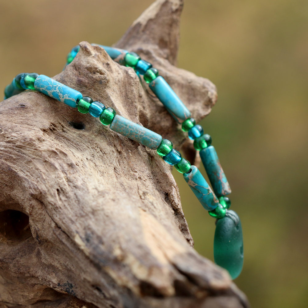 Halskette mit türkisen und grünen Perlen und Strandglas / Strandscherbe mit von Hand gebohrtem Herz. Schmuck aus Scherben vom Strand.