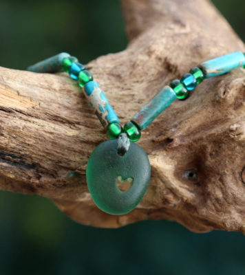 Halskette mit türkisen und grünen Perlen und Strandglas / Strandscherbe mit von Hand gebohrtem Herz. Schmuck aus Strandscherben.