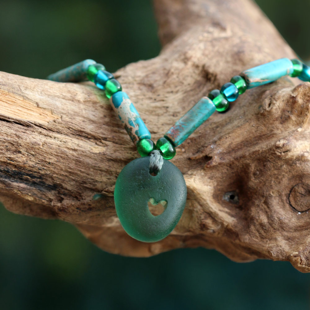 Halskette mit türkisen und grünen Perlen und Strandglas / Strandscherbe mit von Hand gebohrtem Herz. Schmuck aus Strandscherben.