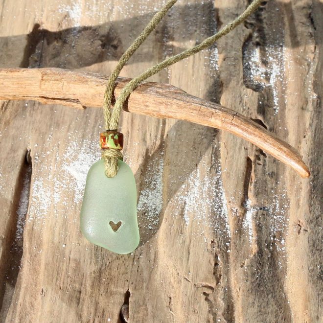 Halskette Herzmensch - Baumwollband mit Seeglas / Meerglas in olivgrün, geschnitztes Herz