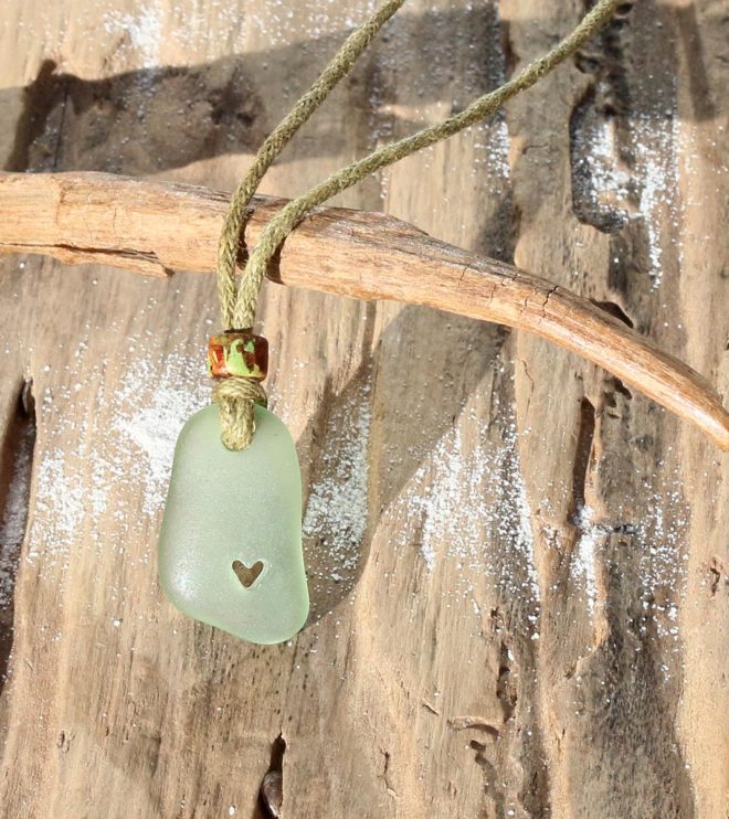 Halskette Herzmensch - Baumwollband mit Seeglas / Meerglas in olivgrün, geschnitztes Herz