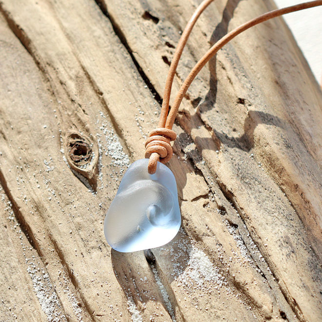 Halskette - Lederband mit Seeglas / Meerglas und handgebohrter Welle - perfekte welle