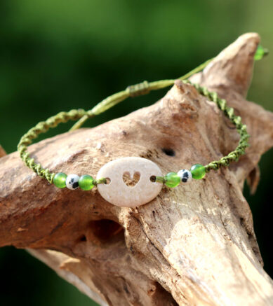 Armband mit Strandstein / Kieselstein aus Griechenland mit von Hand gebohrtem Herz und Dalmatiner-Perlen. Makramee, Grün
