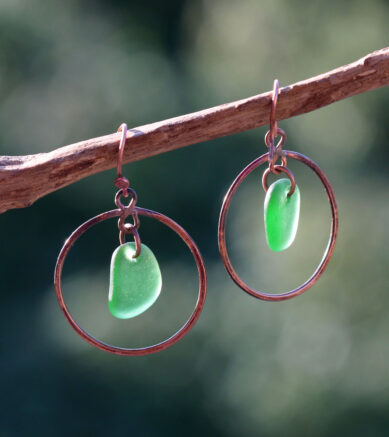 Ohrringe / Creolen Circle of Life, echtes Kupfer, Seeglas / Meerglas in Grün