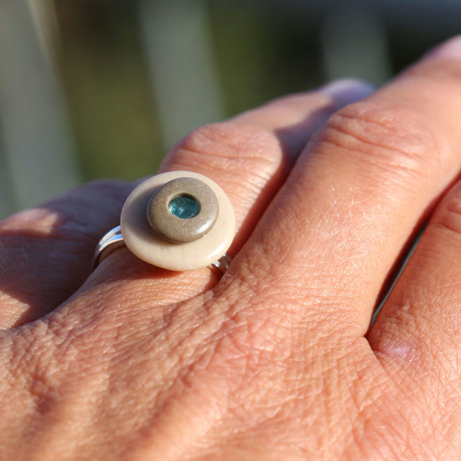 Einstellbarer Ring mit Kieselstein / Strandstein und Seeglas / Meerglas aus 925 Sterling Silber