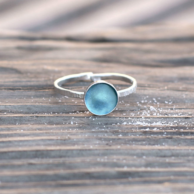Ring aus 925 Sterling Silber, gehämmert und einstellbar, mit Seeglas / Meerglas in Eisblau.